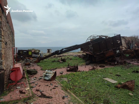 Разрушенная техника и разбитые здания: как сейчас выглядит остров Змеиный