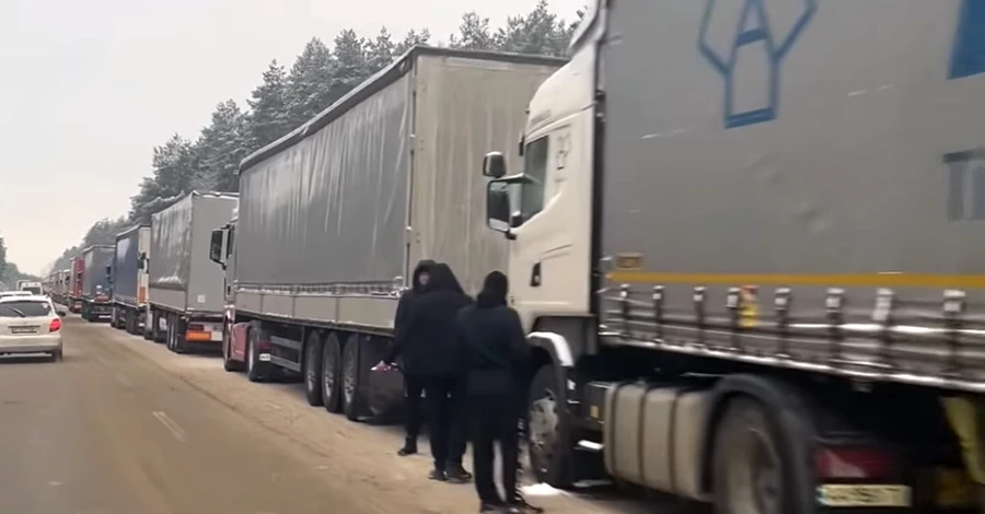 Черги вантажівок на кордоні розтягнулися на 30 км