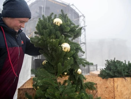 Праздник не отнимут! Украинские елки в камуфляже, на ракетном осколке и в метро