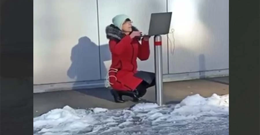 В Киеве учительница провела онлайн-урок на заснеженной улице