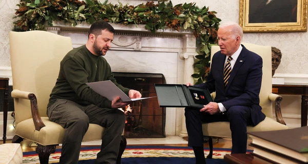 Зеленский передал Байдену медаль от командира батареи HIMARS в Бахмуте