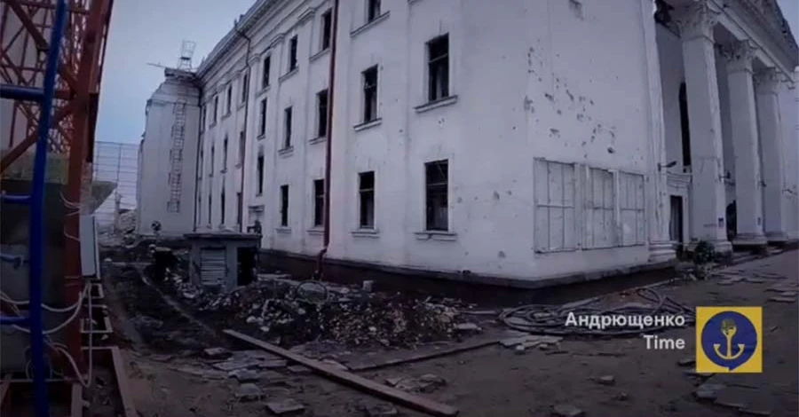 Российские оккупанты окончательно сносят разбомбленный драмтеатр Мариуполя