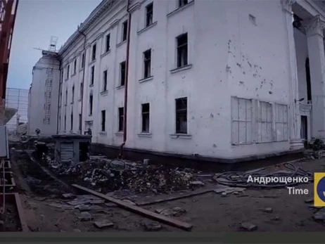 Российские оккупанты окончательно сносят разбомбленный драмтеатр Мариуполя