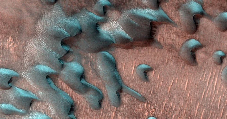 NASA показало фото сніжної зими на Марсі