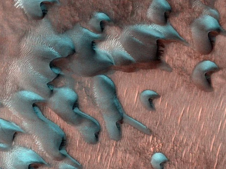NASA показало фото снежной зимы на Марсе