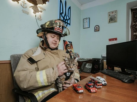 Кіт Степан познайомився з харківськими пожежниками