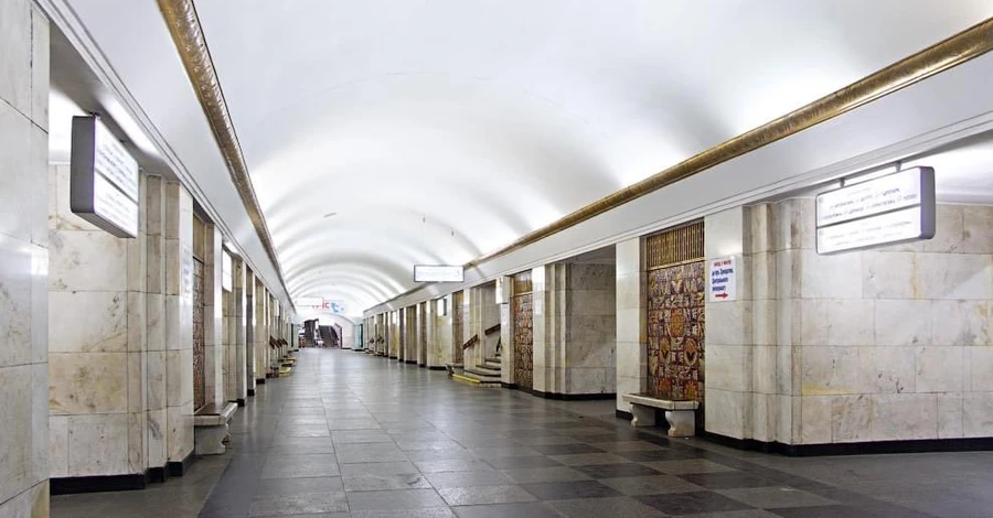 У Києві обмежено роботу метро: пасажир потрапив під потяг