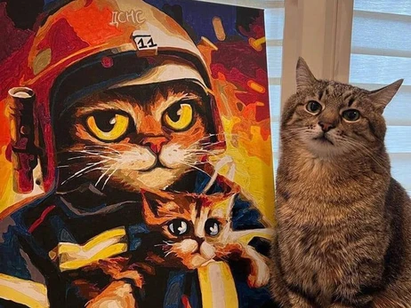 Харьковские спасатели подарили коту Степану картину с двумя котами