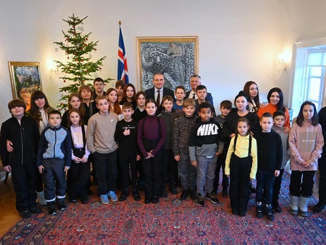 Діти-біженці подарували президенту Ісландії українські вироби