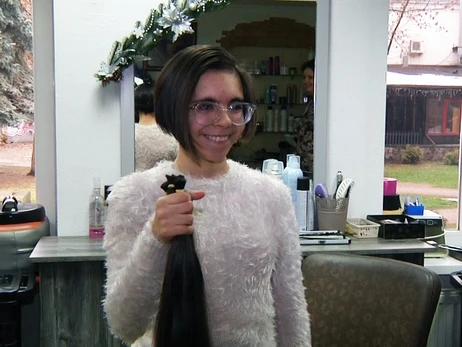 13-річна Вероніка з Житомирщини обрізала волосся для допомоги ЗСУ