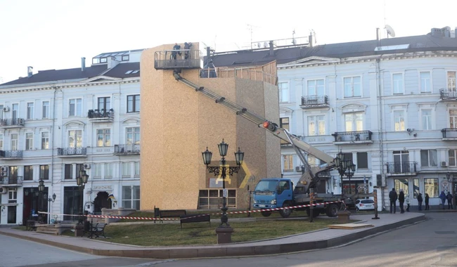 В Одессе начали демонтировать памятник Екатерине Второй