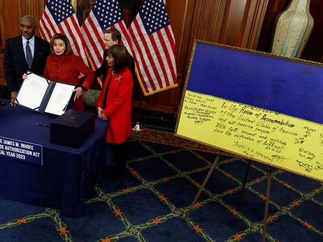 Волонтерка: Подарований конгресменам США прапор пошили за гроші жінки,  що втратила на війні онука