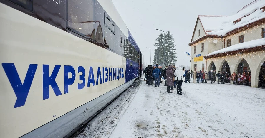 Восемь поездов Укрзализныци задерживаются, киевская электричка изменила маршрут