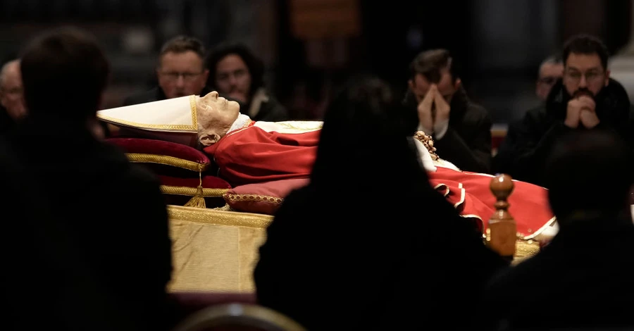 У Ватикані президент Італії разом з тисячами людей прощається з Папою Бенедиктом XVI