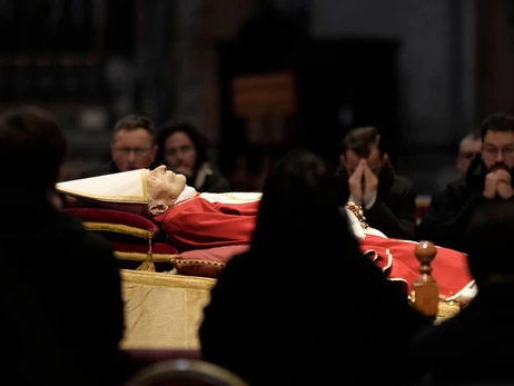 В Ватикане президент Италии вместе с тысячами людей прощается с Папой Бенедиктом XVI