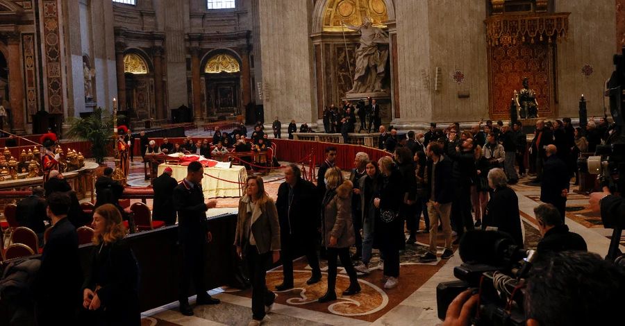 У Ватикані прощаються з Папою Бенедиктом XVI