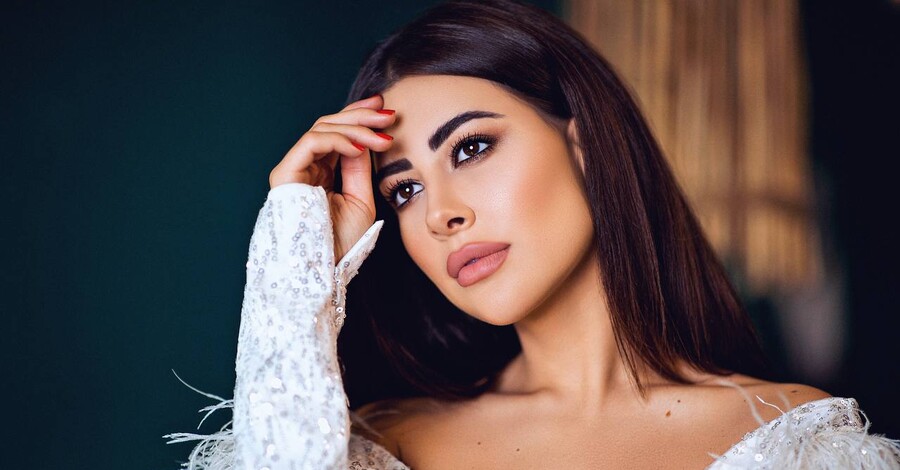 Жетілген қыздардың шырынды порно фотосуреттері Барлығының көзінше секс