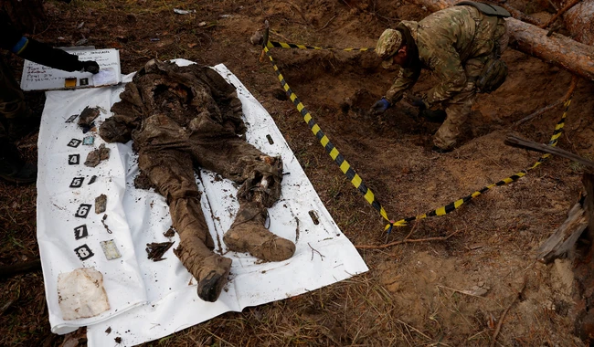 Гуманітарна місія проводить ексгумацію тіл загиблих українських солдатів у Ямполі