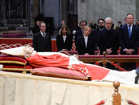 У Ватикані розпочалося прощання з колишнім Папою Римським Бенедиктом XVI