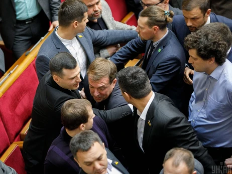 Депутатам запретят ругаться и общаться на русском
