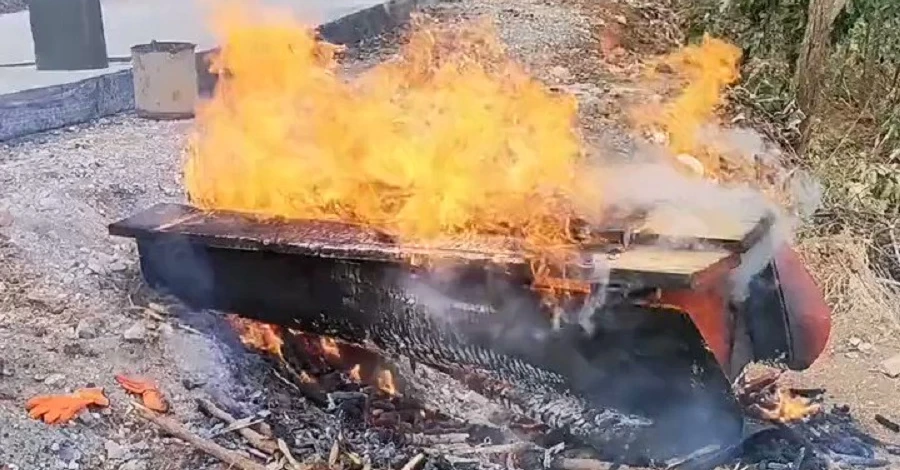 У Китаї сім'ї почали спалювати померлих посеред вулиць