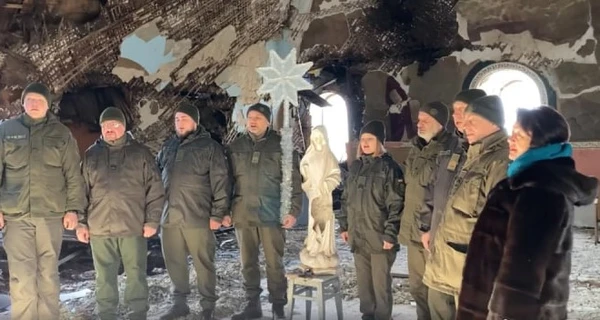 Харьковские нацгвардейцы поздравили украинцев, спев колядку в разрушенном авиаударом храме 
