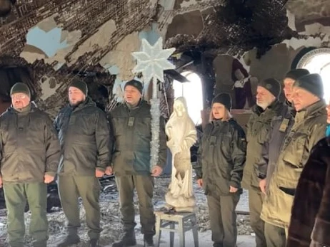 Харьковские нацгвардейцы поздравили украинцев, спев колядку в разрушенном авиаударом храме 