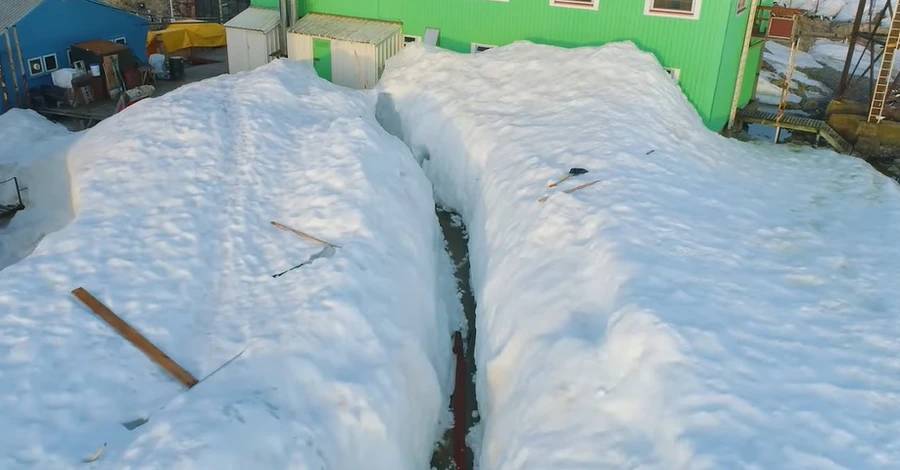 Українські полярники показали снігові окопи поблизу 