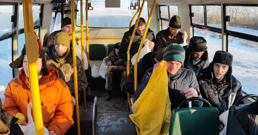 Україна та РФ обмінялися полоненими: додому повернулися 50 захисників Маріуполя, Бахмута та ЧАЕС