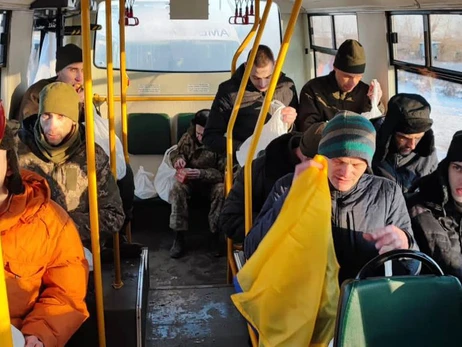 Украина и РФ обменялись пленными: домой вернулись 50 защитников Мариуполя, Бахмута и ЧАЭС