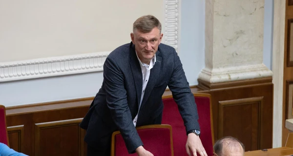 Нардеп Андрей Аксенов, принимавший присягу под крики 