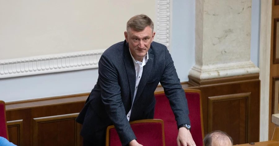 Нардеп Андрей Аксенов, принимавший присягу под крики 