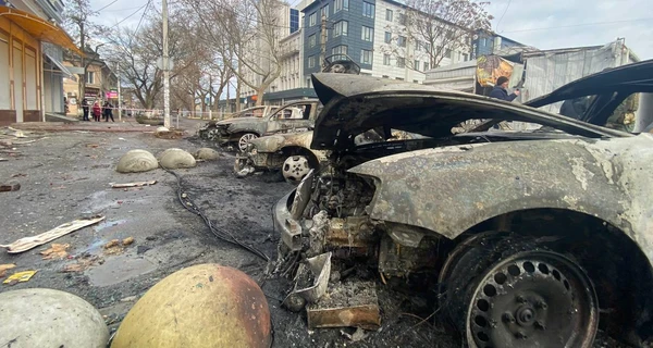 Російські війська вдарили по житловому кварталу Херсона: є загиблий та поранена