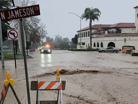 В Калифорнии целый город эвакуировали из-за наводнения
