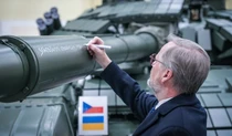 Премьер-министр Чехии подписал танк