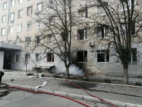 В Херсоне из-за российских обстрелов загорелся перинатальный центр, пострадала сотрудница (обновлено)
