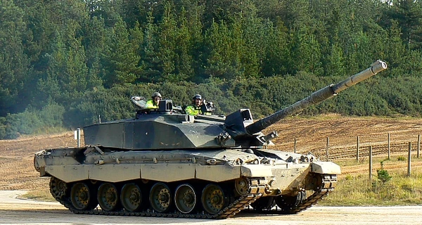 Великобритания впервые подтвердила передачу боевых танков Украине