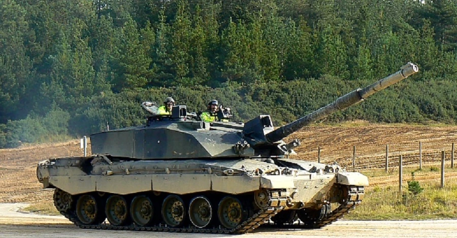 Великобританія вперше підтвердила передачу бойових танків Україні