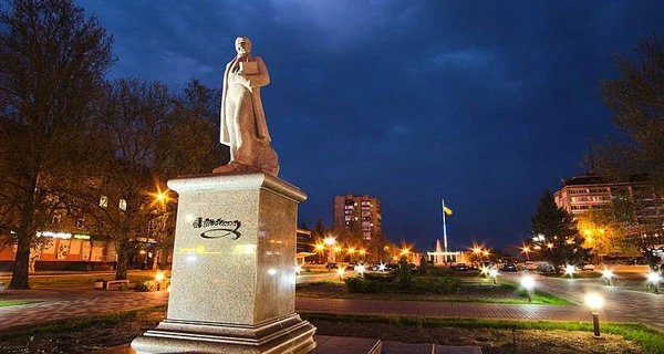 Российские захватчики снесли памятник Шевченко в Мелитополе