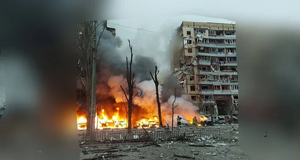 Росіяни влучили по багатоквартирному будинку у Дніпрі: під завалами є люди