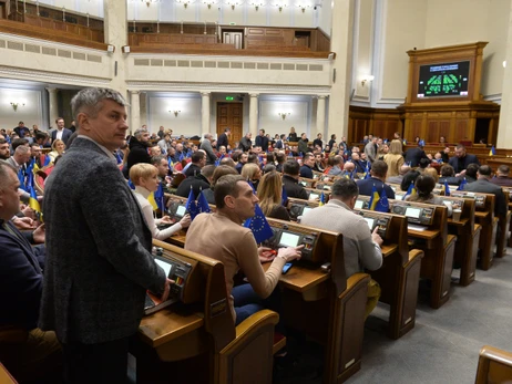 Верховная Рада со скандалом лишила мандатов Медведчука, Деркача, Козака и Кузьмина