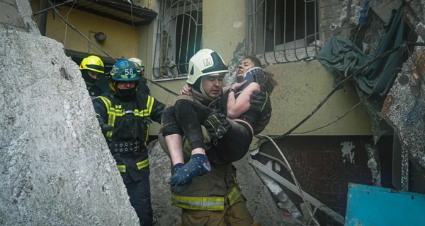 У Дніпрі дивом вдалося врятувати жінку: рятувальники почули голос із-під завалів