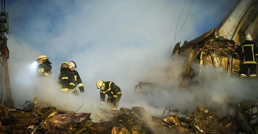 Жертвами удару по багатоповерхівці у Дніпрі вже стали 30 людей, рятувальні роботи продовжуються