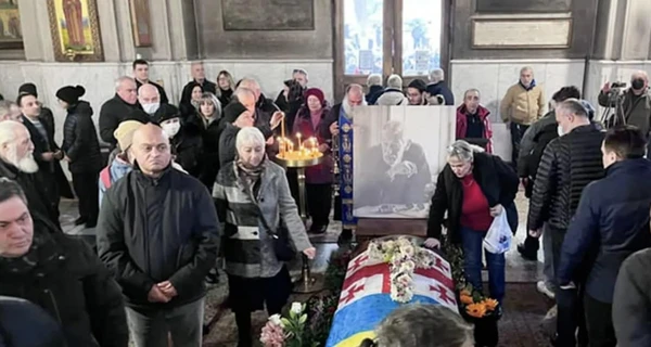 В Тбилиси прощаются с Вахтангом Кикабидзе - актера похоронят рядом с матерью