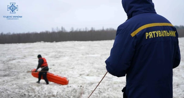 Киевским спасателям удалось разблокировать ледяную пробку на реке Десна