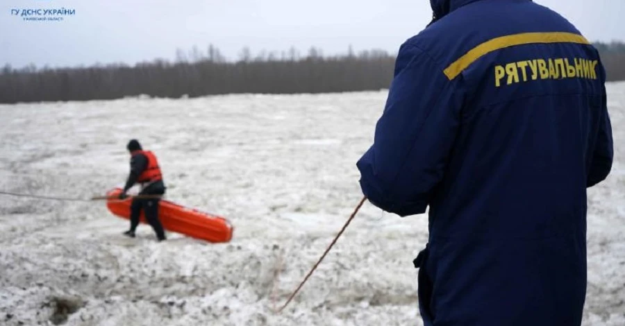 Киевским спасателям удалось разблокировать ледяную пробку на реке Десна