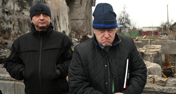 Джонсон оставил свою шапку в Украине и гуляет по Лондону в новой - от 
