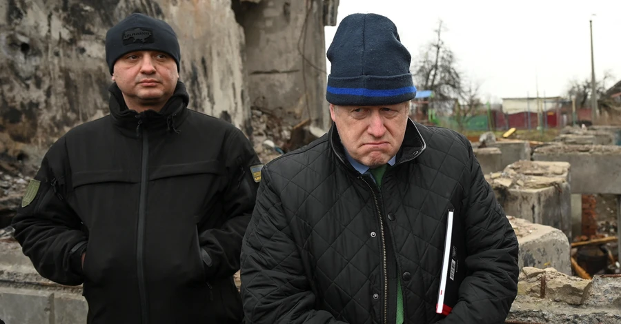 Джонсон оставил свою шапку в Украине и гуляет по Лондону в новой - от 
