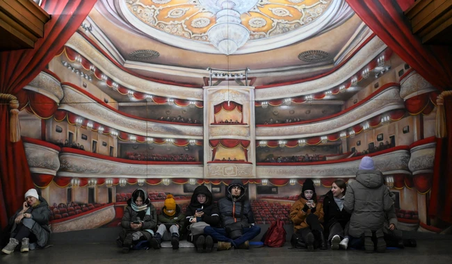 Люди укрываются в киевском метро 26 января 2023 года