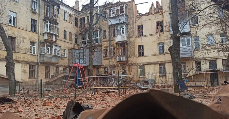 Четырехэтажный жилой дом в Харькове могут снести после попадания российской ракеты